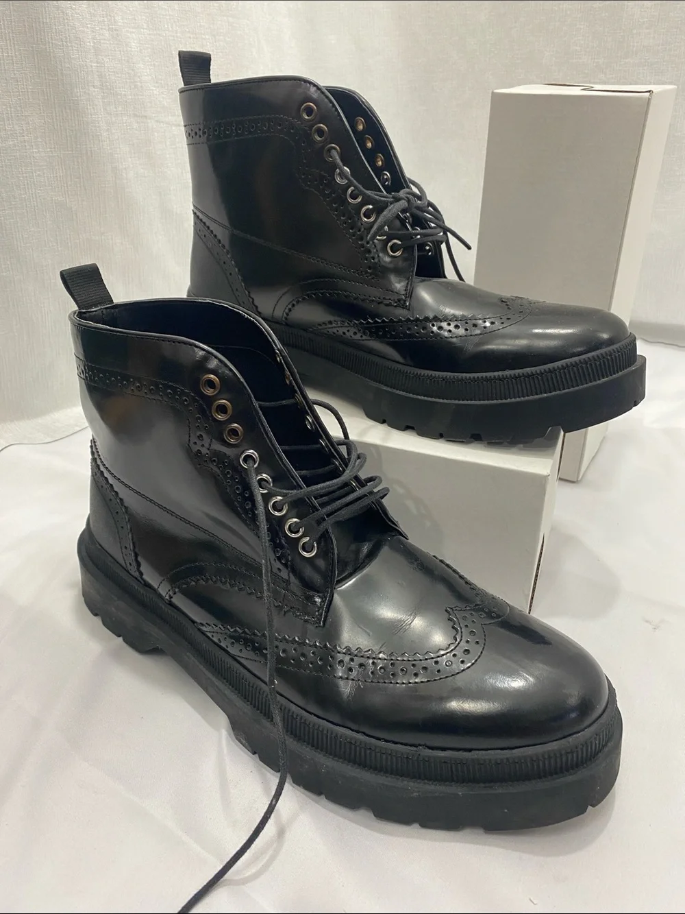 Men's Black Leather Chukka Boots with Lace-Up Brogue Detailing